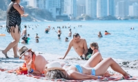 Turistas disfrutando de las playas de El Rodadero.