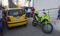 Este fue el taxi baleado en medio del atraco, este lunes, en Santa Marta.