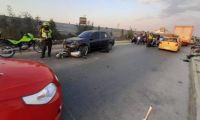 Vehículo arrolla a mototaxista y a joven embarazada.