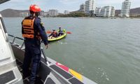 Guardacostas realizando operativos en las playas de Santa Marta y el Rodadero.