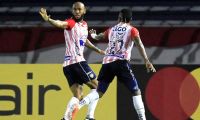 Freddy Hinestroza celebrando su gol con Fabián Viáfara.