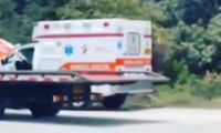Una de las nuevas ambulancias entregada por la gobernación se quedó varada en la Y de Ciénaga y tuvo que asistirla un carro taller para desvararla.