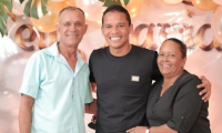 Carlos Bacca junto a sus padres.