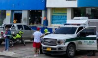 La Policía hizo presencia en el hotel donde hallaron al hombre muerto.