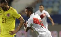 Jugador peruano celebrando el primer gol.