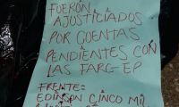 Cartel encontrado junto a las víctimas.