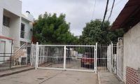 Calle cerrada por la comunidad.
