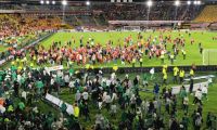 Los hinchas se metieron a la cancha en el estreno de las tribunas.