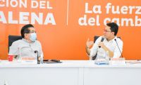 Fernando Ruiz (izq) y Carlos Caicedo hablan durante el encuentro de este viernes.