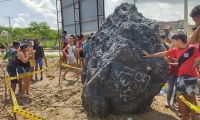 Expertos se acercaron al lugar y tomaron muestras de la piedra.