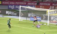 Remate de Jonatan Alvez para el segundo gol 'verdolaga'.