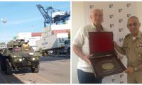 Durante la visita de inspección de los vehículos, el general Zapateiro recibió un reconocimiento del Puerto.