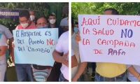 Pancartas de los trabajadores en una protesta en favor de la gerente del hospital.