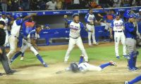 Jugadores de Caimanes celebrando la cuarta carrera.