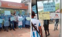 Empleados protestando en la entrada del hospital