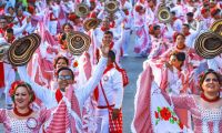 Grupo de personas bailando cumbia