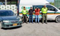 Los capturados y el vehículo recuperado fueron dejados a disposición de la Fiscalía General de la Nación.