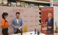 Abelardo de la Espriella en su firma de libros en Santa Marta.