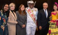 La ministra de Cultura, Angélica Mayolo; la directora de Carnaval SAS, Sandra Gómez; la secretaria de Cultura de Barranquilla, María Teresa Fernández; el Rey Momo 2022, Kevin Torres; el Presidente de la República, Iván Duque y la Reina del Carnaval de Barranquilla 2022, Valeria Charris Salcedo.