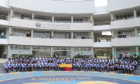 Durante este acto de entrega de los uniformes a los estudiantes deportistas hizo énfasis en el compromiso de una educación de alta calidad.