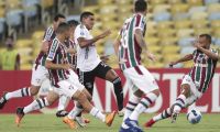 Gabriel Fuentes rematando al arco de Fluminense.