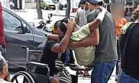 Momento en que el niño herido era ingresado a la Clínica Bahía. 
