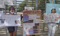 Estudiantes con sus pancartas a las afueras del Inem