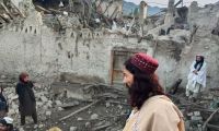 afganos analizan la destrucción causada por el terremoto en la provincia de Paktika