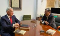 Gustavo Petro y Álvaro Uribe durante la reunión.