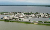 La población está asentada entre la Ciénaga Grande de Santa Marta y el Mar Caribe.