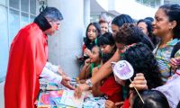 Rector de la Unimagdalena con disfraz de drácula inauguró la feria del libro FilSMar