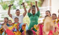 La Ministra de Educación celebra el premio con directivos y estudiantes.