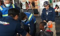 La pequeña fue abandonada por dos personas en ese aeropuerto.