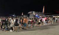 Pasajeros abordando un avión de la Fuerza Aérea Colombiana.