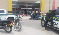 Policía vigilando el Centro Comercial Nuestro Atlántico.