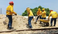 Remoción de escombros en la vía férrea.