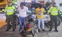 Sergio Luis Carvajalino Carmona y Raomir José Júneles Araujo, presuntos responsables del robo de una motocicleta y dos millones de pesos en efectivo.
