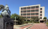 Con escritos irrespetuosos y ultrajantes, el investigado habría causado intimidación, angustia y perjuicios laborales a miembros de la comunidad educativa.
