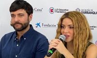 Shakira dando declaraciones en rueda de prensa. La acompaña el Alcalde Jaime Pumarejo.