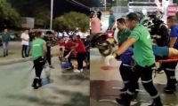 Momentos en que la mujer atropellada fue auxiliada.