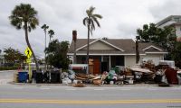 la comunidad se prepara para evacuar sus casas.