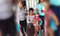 Mujer con los menores.