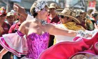 Verónica Alcocer bailando en el Carnaval de Barranquilla 2023.