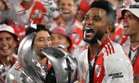 Miguel Ángel Borja celebra con el trofeo que consagró a River campeón de la Supercopa.