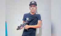 Jorge Luis Padilla Mejía posando con una arma de largo alcance.