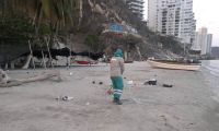 Limpieza de playas por parte de operarios de Atesa.