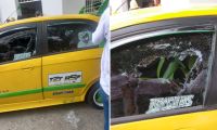 Taxi baleado, al parecer, en un intento de fleteo en Santa Marta.