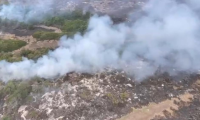 Toma aérea del incendio en el Parque Isla Salamanca.