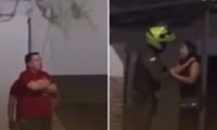 Capitán y subintendente agrediendo a mujer a las afueras de un motel donde al parecer fueron descubiertos. 