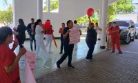 Trabajadores de Cardiovida exigiendo el pago de sus salarios atrasados.